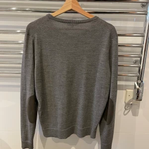 Paul & friends - Säljer denna gråa stickade tröja från Paul & friends. 100% merinoull. Tröjan är i storlek M!