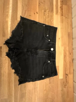 Svarta jeansshorts  - Säljer ett par svarta jeansshorts från H&M i storlek 36. Väldigt sköna, tyvärr lite små för mig!🙌