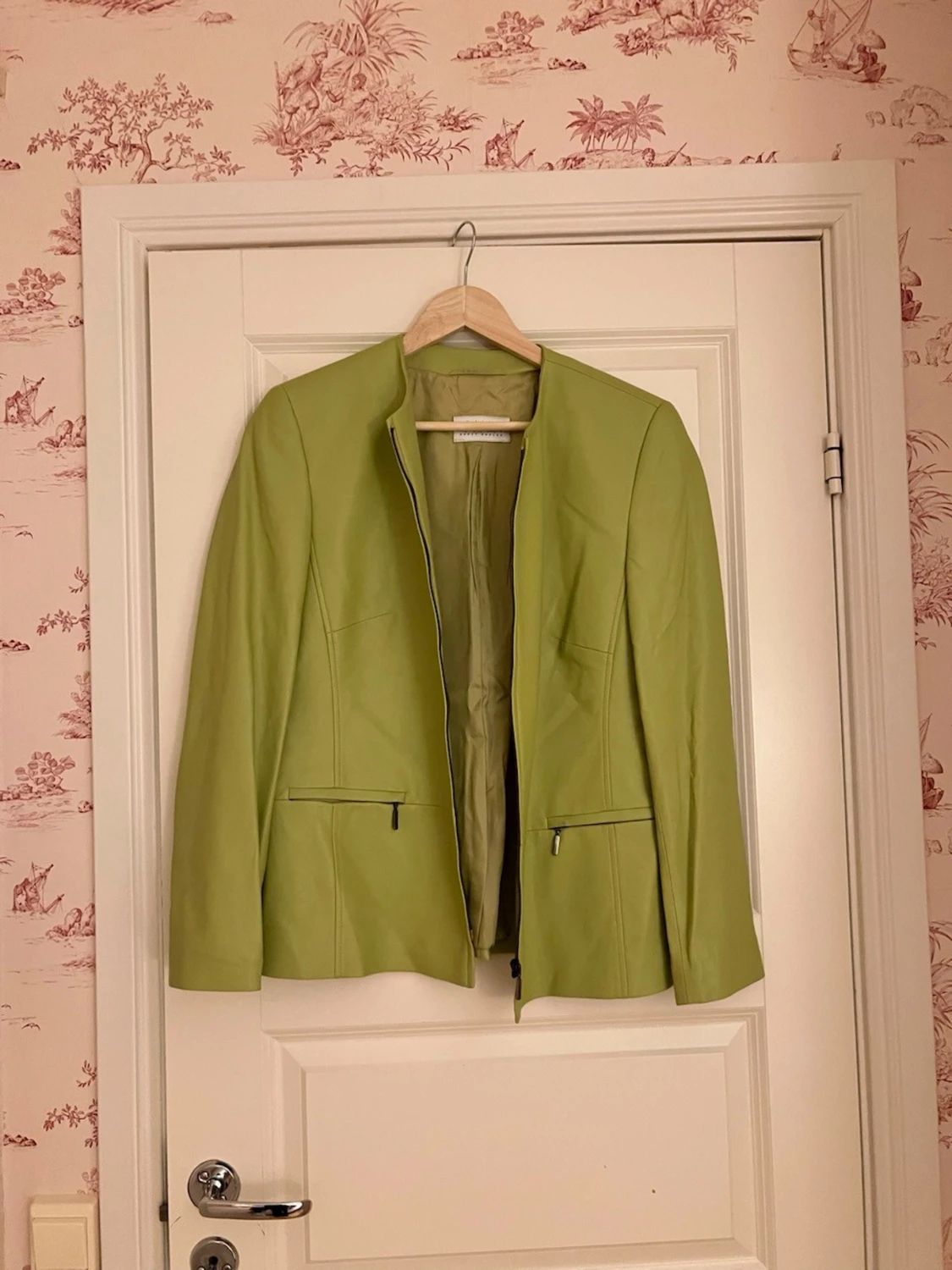 Ljusgrön skinnjacka med dragkedjor