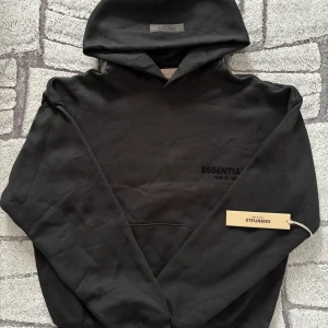 Essentials FOG hoodie  - Helt ny aldrig använt i storlek XS och S. Den oranges fläken i bilderna är från min kamera, båda hoodies är helt nya med inga fel.