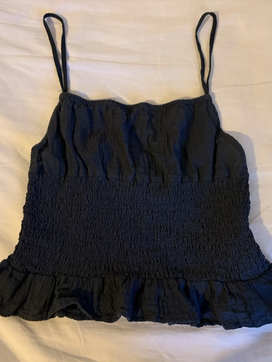 Mörkgrå smockad linnetopp med volang