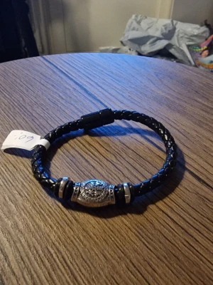 Armband viking i konstläder. - Armband viking i konstläder. 21 cm lång. Bredd 1,3 cm. Magnet spänne.