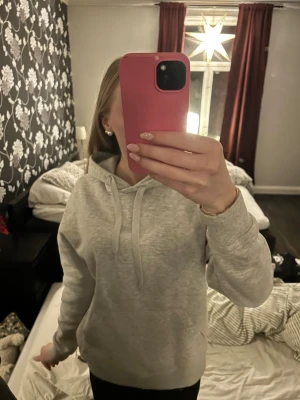 Grå hoodie från New Yorker - Ljusgrå hoodie i storleken XS, den har breda snören och luva. Basic hoodie som passar till allt!