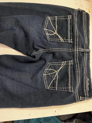 Mörkblå bootcut jeans  - Snygga mörkblå jeans med bootcut passform och vita detaljer💗