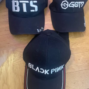 Svarta kepsar K-pop GOT7 BLACKPINK - BTS är såld!!! 2 svarta kepsar med broderade loggor från BTS, GOT7 och BLACKPINK. 40kr styck eller köp båda för 60🫶💕BLACKPINK-kepsen har vita och röda linjer längs kanten, och GOT7-kepsen har broderad logga även på sidan. Perfekt för dig som älskar K-pop och vill visa din fandom.