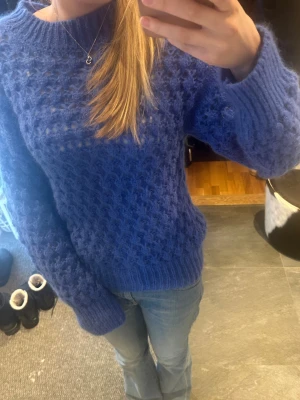 Blå stickad tröja  - Såå snygg stickad tröja från second female. Säljer eftersom jag inte använder den. Bra skick, inga defekter. Jättefin men lite sticksig. Kom privat för fler bilder 💕