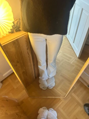 Vita bootcut jeans med låg midja💖🥹 - Säljer ett par vita jeans med bootcut-modell och låg midja. Byxorna har klassiska fem fickor, bälteshällor och stängs med knapp och dragkedja. Materialet är stadigt och känns som bomull. Perfekta för dig som vill ha en clean och fräsch look.