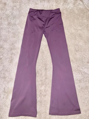 Lila träningsbyxor - Snygga lila träningsbyxor från Stadium i stretchigt material. De har hög midja och en clean look utan fickor eller detaljer. Perfekta för en snygg tränings look. Endast använda 2 gånger! Hör av er vid frågor🙌🏼