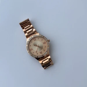 Rosé guld klocka - Rosé guld klocka i rostfritt stål. Går att ta loss länkar om den skulle vara för stor. Nyskick då den aldrig har kommit till användning❣️