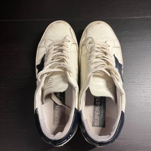 Golden Goose Superstar - Säljer dessa feta navy/vita ggdb skor! Bra skick Strl 45, box ingår ej! 