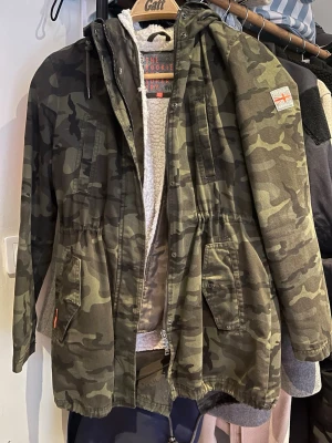 Superdry jacka - Superdry jacka i camouflage. Innerfoder går att ta av. Storlek: X-small