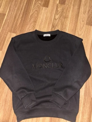 Moncler sweatshirt - Riktigt fin tröja. Väldigt skönt material på insidan. Väldigt snygg. Använd ca 3 gånger. Nytt skick