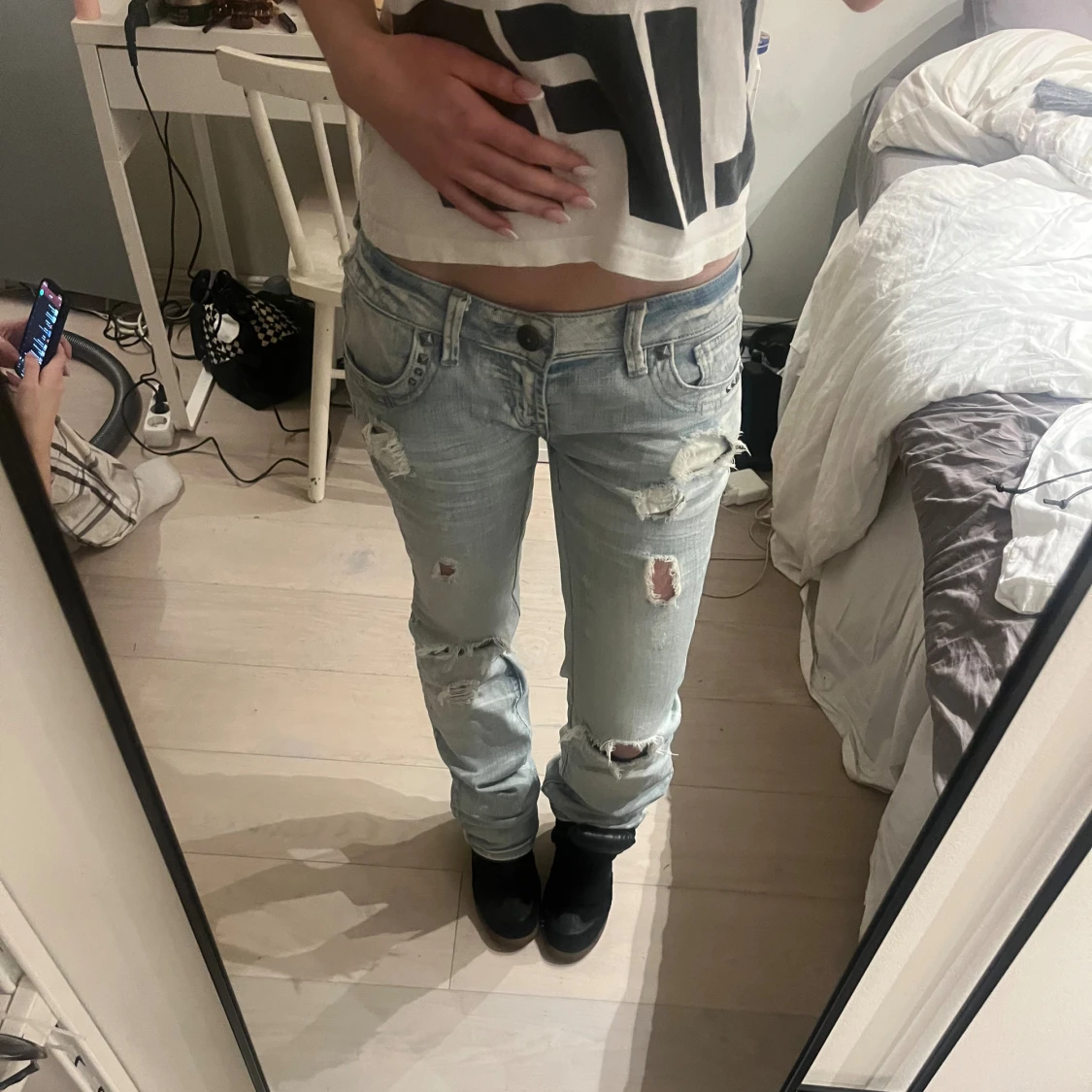 Ljusblå slitna jeans  - 4