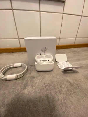AirPods Pro 3 - Snygga och välbevarade AirPods Pro med laddningsetui, extra öronkuddar och laddningskabel. Allt i originalförpackning och ser ut att vara i mycket gott skick utan synligt slitage. Perfekt för trådlös musik och samtal med aktiv brusreducering.