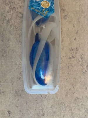 Blå simglasögon  - Hej! Jag säljer ett par blåa simglasögon för 120 kr. De är i mycket bra skick och redo för många dopp i poolen eller havet. Om du är intresserad eller har några frågor, tveka inte att kontakta mig!