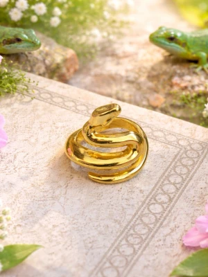 Snygg  orm ring 🫶🐍 - 🫶Ny! Säljes Elegant snygg metallisk reglerbar guldfärgad ring ormformad ring . Storlek: 8 17MM diameter * leveras med presentpåse. I guld eller en silvrig. Kontakta mig gärna innan köp. Postats i ett fodrat kuvärt. 🥰🫶