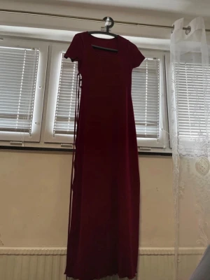 Burgundy Maxi Dress with Side Tie – SHEIN – Size S - Beautiful burgundy/wine red maxi dress from SHEIN in size S. The dress has short sleeves, a round neckline and a flattering slim fit. Adjustable side tie detail that accentuates the waist. Soft, stretchy fabric and comfortable to wear. Perfect for evenings, parties, dinners or special occasions. Condition: Very good / gently worn (no visible flaws). Brand: SHEIN Size: S Color: Burgundy / Wine red Length: Maxi Feel free to message me if you have any questions 🌸 