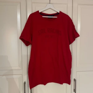 Sail Racing t-shirt - Röd t-shirt från Sail Racing