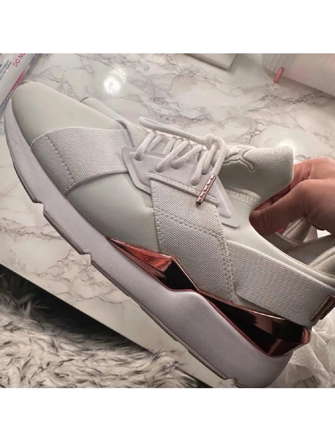 Vita sneakers från Puma med roséguld - 2