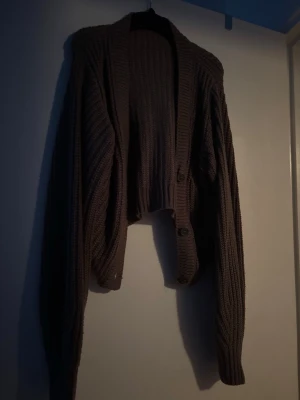 kofta  - en gullig kofta som passar till sommaren, vintern och våren! använt fåtal gånger ! 