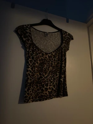 leopard tröja  - leopard tröja som är mycket bra skick! inte använd mycket. 