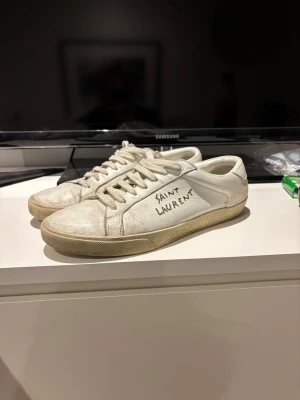 Saint Laurent sl/06 - Ett par snygga Saint Laurent sl/06 i bra skick, väldigt sparsamt använda men tyvärr lite smutsiga. Hör gärna av er vid frågor!