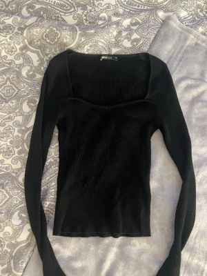 Ribbstickad topp - Svart ribbstickad topp från Gina Tricot i storlek xs. Inga synliga defekter vad jag kan se. Säljer en likadan i marinblå! Köp gärna bundle och då kan vi komma överens om ett bra paketpris😊