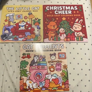 The Little Cat Cute & Comfy Coloring Book - Färglägg söta och mysiga kattmotiv i denna charmiga målarbok! Perfekt för dig som älskar katter och vill slappna av med kreativa stunder. Passar både ungdomar och unga vuxna som vill ha en rolig och avkopplande aktivitet.