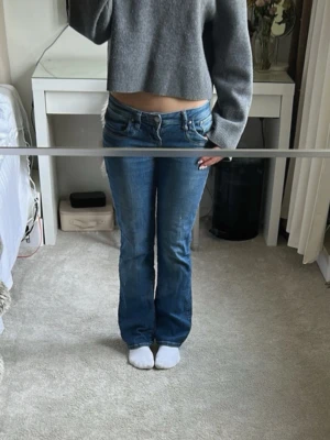 Blå bootcut jeans från LTB  - Säljer ett par klassiska blå jeans från LYB med bootcut-snitt och låg midja.  Midjemått 39 cm och innerbenslängd 81 cm 💕💕💕
