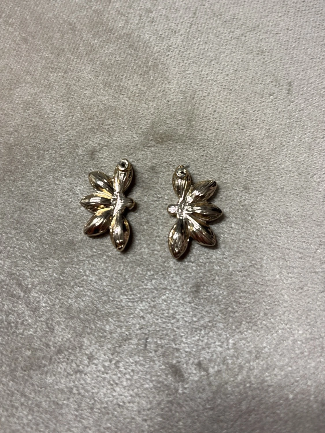 Guld färgade örhängen  - 1