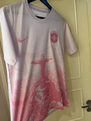 Brazil Summer Special Jersey - Vi säljer denna snygga Brazil summer special jersey i storlek M. Om du vill ha eget tryck och ditt namn där bak hör av dig!MVH Moncliqué 🥂