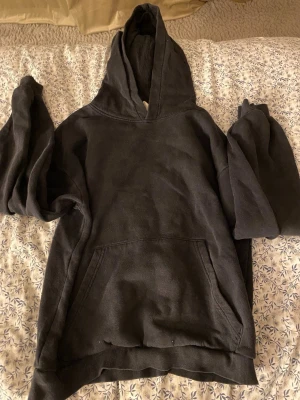 Svart basic hoodie  - Svart vanlig basic hoodie 