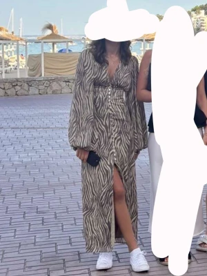 Zebramönstrad långklänning från NA-KD - Säljer min adoore klänning enbart använts en gång, alla knappar kvar och i nyskick. Storlek 32 🩷