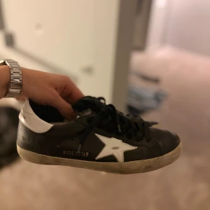 Golden Goose - *Hjälper en vän* Grymt skick självklart äkta storlek 40, 1.900:- snabba affär.