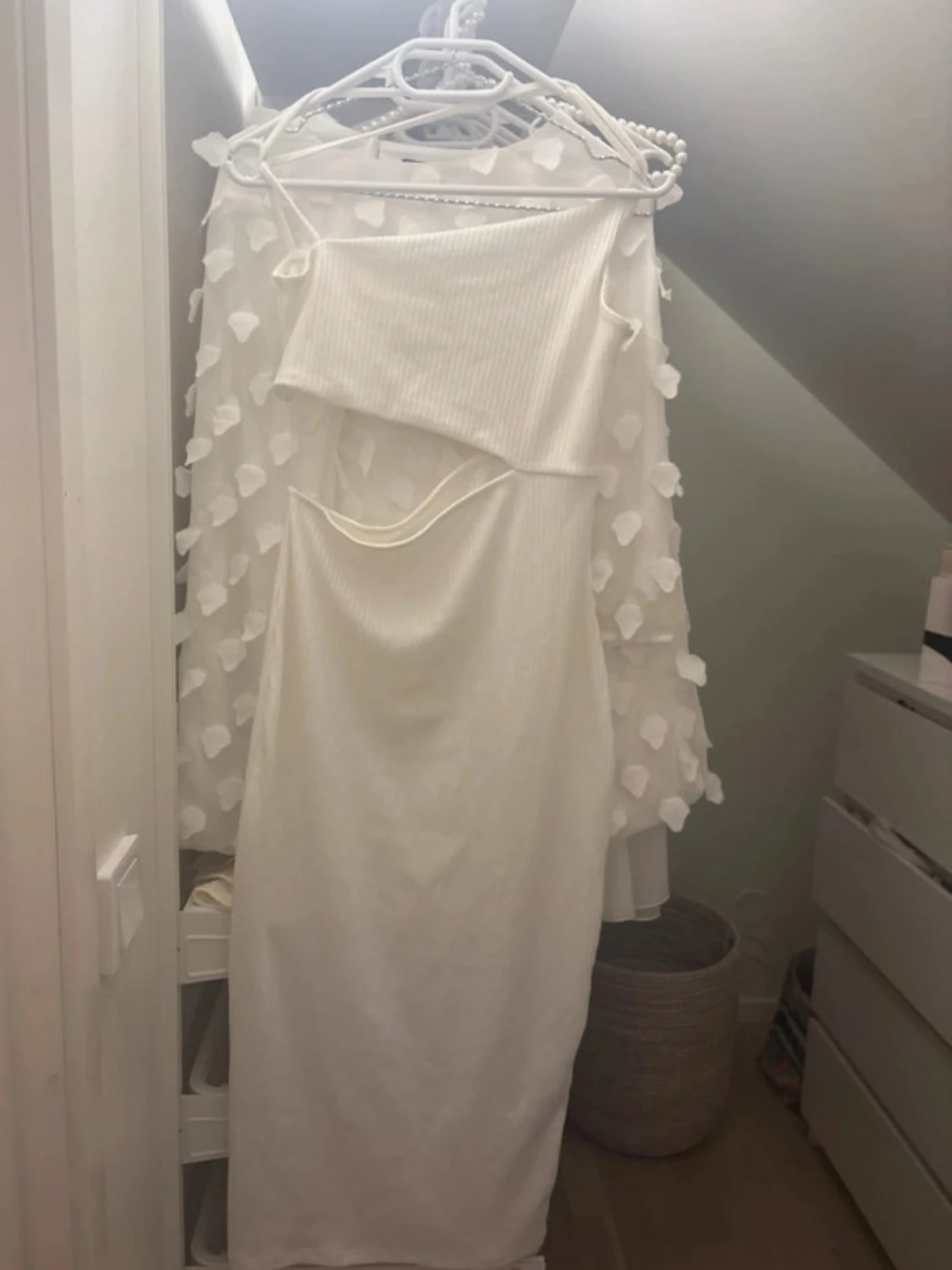 Vit ribbad långklänning