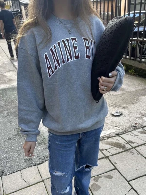 Anine Bing college tröja - Snygg college tröja från Anine Bing🙌 storlek M men den har krympt lite i tvätten så skulle nog säga S, har två mycket små fläckar på framsidan men inget jag tycker märks (se sista bilden)