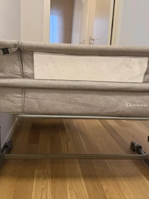 Barnsäng  - Bilderna visar en barnsäng från Kinderkraft, inte en väst. Ingen väst kan beskrivas utifrån dessa bilder.