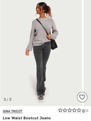 Svarta bootcut jeans från Gina Tricot - Snygga svarta bootcut jeans från Gina Tricot med låg midja. Jeansen har klassisk femficksdesign, dragkedja och knapp framtill. Materialet är jeans i en mörk tvätt som ger en cool vibe. Perfekta för dig som gillar en trendig och avslappnad stil.