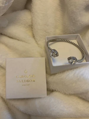 Armband Caroline Svedbom  - använd men fint skick, lite böjd på ena sidan men inget man ser eller tänker på💕💕💕