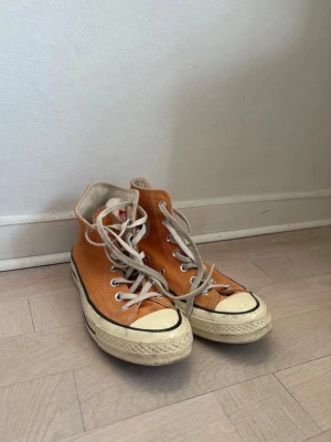 Converse Chuck 70s Hi - Converse Chuck 70 Hi All Star i storlek 39. Lite högre sula och special edition så väldigt unika!  Unisex och bra skick, men använda. Köpta second hand! 