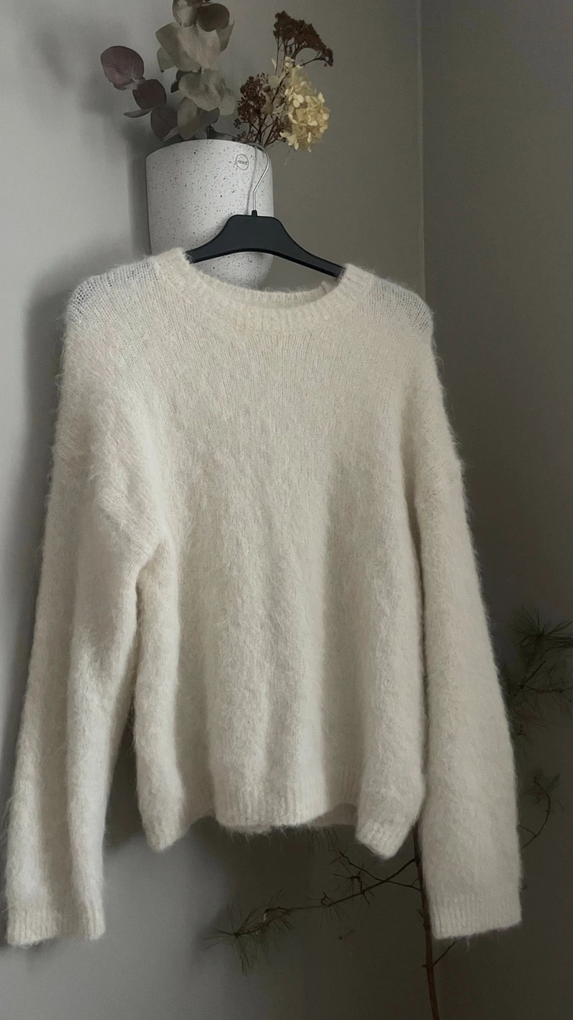 Vit fluffig stickad tröja från NA-KD