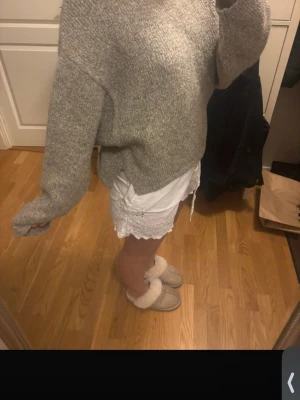 Stickad tröja - Mysig grå beige  stickad tröja med rund hals och lång ärm. Perfekt till vintern!