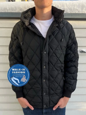 Aspesi jacka - Quiltad svart pufferjacka från Alberto Aspesi med huva och snörning. Skick 8/10 riktigt bra med små defekter som ej syns vid användning! Modellen är 181 och väger 68 kg men passats allt mellan 175-185 som bäst!