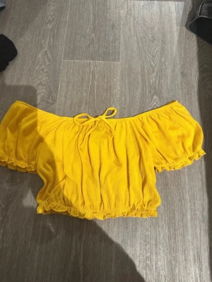 Gullig kort topp - 2XS - Säljer en gul kort topp från primark i storlek 32. Helt ny!! aldrig använd