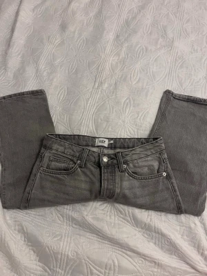 Snygga gråa low waist jeans  - Använd någon gång men för mesta dels helt orörda💕 mått på midja och längd från insidan av benet ser du på bilderna, tveka inte på att fråga mig om ni har några funderingar om pris eller annat  👍