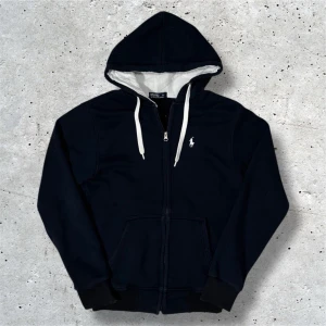 Ralph Lauren hoodie - Säljer denna feta svarta zip-hoodie från Ralph Lauren. Hoodien kommer i stl S och är i mycket fint skick. Hör av er vid intresse, pris kan diskuteras vid snabb affär!
