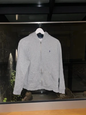Ralph Lauren zip hoodie - En kill RL zip hoodie (upp till ca 14 år) som ändå sitter om man har storlek XS/S, lite bred i sidorna men annars en bra zip hoodie. Skrev för mer frågor! 