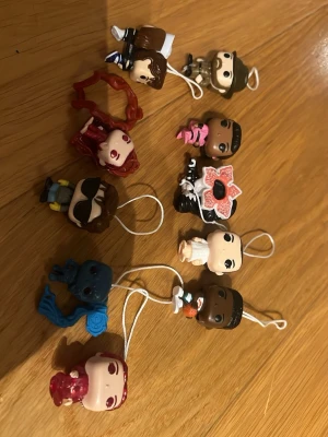 Kinder stranger things figurer - Bilden visar små figurer med snören