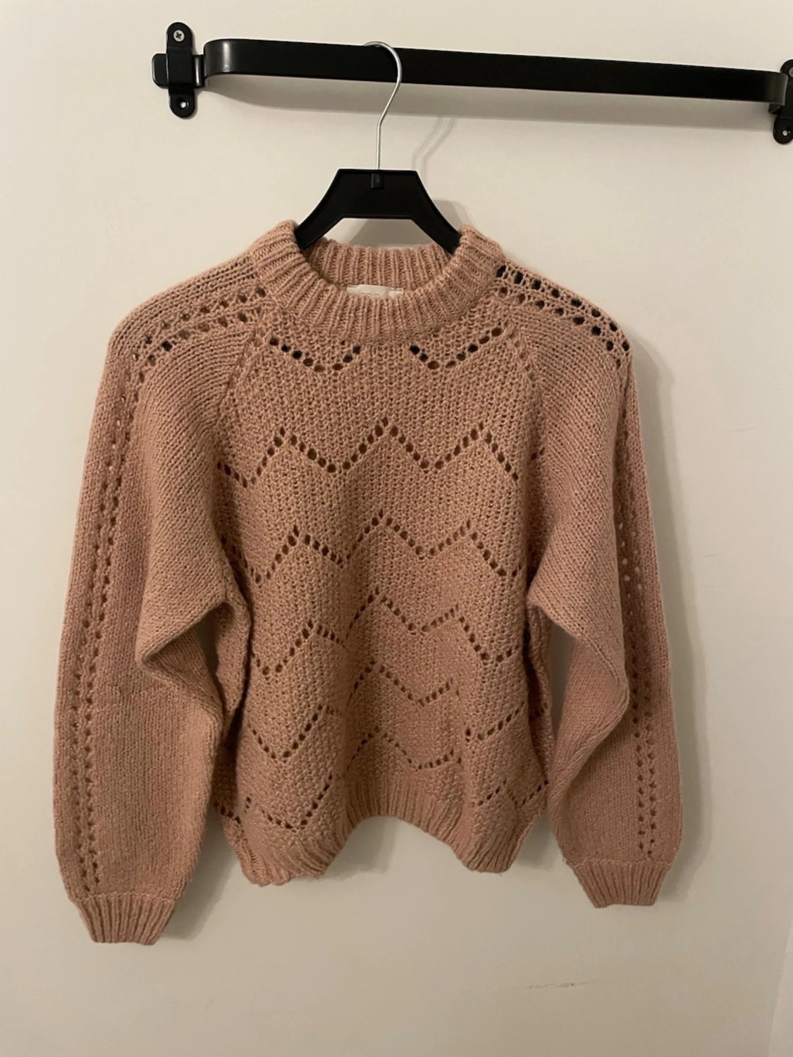 Beige stickad tröja med zigzag-mönster