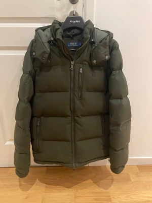 Ralph Lauren Hybrid Down Jacket  - Tja! Säljer denna Ralph Lauren dunjacka i toppskick. Köpt får något år sedan och har används väldigt varsamt. Nypriset låg på 6000. Priset går att diskutera vid affär.
